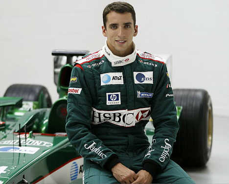 Justin Wilson sammen med Jaguar Formel 1 raceren fra 2003.